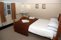 ein Schlafzimmer mit einem Bett mit zwei Handtüchern darauf in der Unterkunft Old Post Office in Shrewsbury
