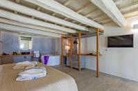 Televízia a/alebo spoločenská miestnosť v ubytovaní Thalassa Boutique Hotel