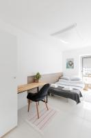 Sport Rooms II Chodakowska Warszawaにあるベッド