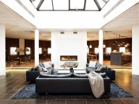 ein Wohnzimmer mit Sofas und Kamin in der Unterkunft Comwell Borupgaard in Snekkersten