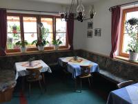 Reštaurácia alebo iné gastronomické zariadenie v ubytovaní Pension Burgschroffen