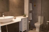 Kúpeľňa v ubytovaní Luxury Apartment Sea, Golf and Gibraltar View, Alcaidesa The Links, Ap 102