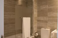 Kúpeľňa v ubytovaní Luxury Apartment Sea, Golf and Gibraltar View, Alcaidesa The Links, Ap 102