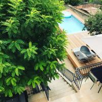 Una vista aérea de una piscina con un árbol. en Maison TANDEM, en Cluny