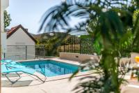 Bazén v ubytovaní House Luce with pool alebo v jeho blízkosti