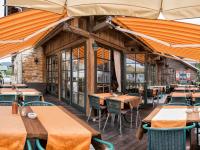 A restaurant or other place to eat at Südtiroler Stube
