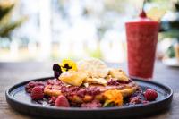 Un plato de tostadas francesas con fruta y una bebida. en Port Douglas Peninsula Boutique Hotel - Adults Only Haven, en Port Douglas