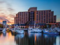 un grupo de barcos atracados frente a un edificio en Hotel Grand Chancellor Hobart, en Hobart