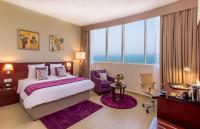 V Hotel Fujairahにあるベッド