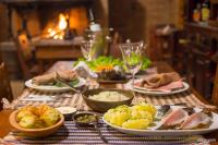 een houten tafel met borden met eten erop bij Pousada da Oma in Cunha
