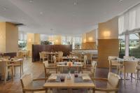En restaurant eller et andet spisested på Hotel Oran Bay Managed By Accor