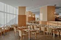 En restaurant eller et andet spisested på Hotel Oran Bay Managed By Accor