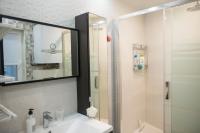 A bathroom at Camp Nou, Europa Fira - modern two-bedroom apartment with heating