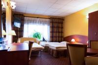 Łóżko lub łóżka w pokoju w obiekcie Hotel Astra Tajemniczy Ogród