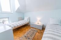 Posteľ alebo postele v izbe v ubytovaní Penthouse And Piano Nobile PRKG WiFi Garden Near Beach Away From Roads