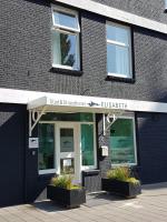 a brick building with a sign that reads staffshamorenkritkrit at Stad &amp; Strandhotel Elisabeth in Vlissingen