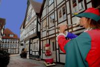 una mujer tocando una flauta al lado de un edificio en Hotel La Principessa, en Hameln