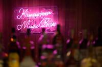 金沢市にあるKaname Inn Tatemachiのレストランへようこそと書かれたネオンサイン