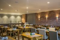 クリシウマにあるTri Hotel Premium Criciúmaのレンガの壁のレストラン