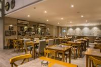 クリシウマにあるTri Hotel Premium Criciúmaの部屋にテーブルと椅子があるレストラン