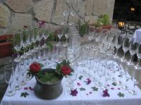 een tafel met wijnglazen en bloemen erop bij Family Hotel Bunara in Brestnik