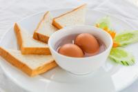 un piatto con le uova in una ciotola sopra il pane di Hanoi Stella Hotel a Hanoi