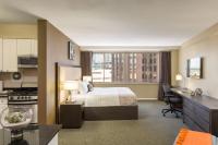 The Windsor Suitesにあるベッド