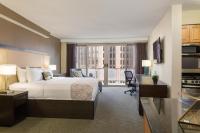 The Windsor Suitesにあるキッチンまたは簡易キッチン