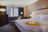 The Windsor Suitesにあるベッド
