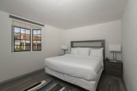 Un dormitorio blanco con una cama y una ventana. en King&#39;s Hotel &amp; Residences, en Georgetown