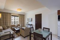 TV a/nebo společenská místnost v ubytování Le Corail Suites Hotel
