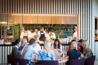 Επισκέπτες που μένουν στο Clarion Hotel Sign