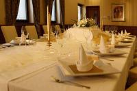 Reštaurácia alebo iné gastronomické zariadenie v ubytovaní Hotel Barbakan