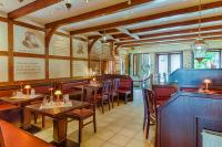 een restaurant met tafels en stoelen in een kamer bij Hotel Am Markt & Brauhaus Stadtkrug in Ueckermünde