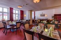 een restaurant met tafels en stoelen in een kamer bij Hotel Am Markt & Brauhaus Stadtkrug in Ueckermünde