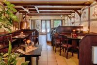 een restaurant met tafels en stoelen in een kamer bij Hotel Am Markt & Brauhaus Stadtkrug in Ueckermünde