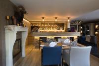 uma sala de jantar com uma mesa e uma lareira em Koru Hôtel & Private Wellness em Autre-Église