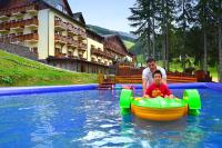 Bazén v ubytovaní Ski & Wellness Residence Družba alebo v jeho blízkosti
