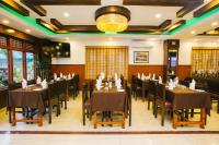 un ristorante con tavoli e sedie e un lampadario di Hotel Romantica a Pokhara