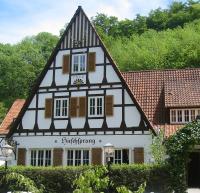 un edificio con un edificio en blanco y negro en Landhaus Hirschsprung, en Detmold