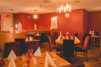 um restaurante com mesas, cadeiras e um bar em Station House Hotel Letterkenny em Letterkenny