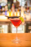 uma taça de martini com um limão sobre uma mesa de madeira em Station House Hotel Letterkenny em Letterkenny