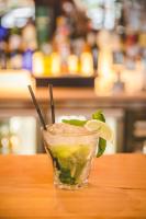 uma bebida com limão e hortelã numa mesa em Station House Hotel Letterkenny em Letterkenny