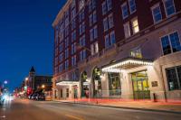 una calle de la ciudad por la noche con un gran edificio en Hotel Julien Dubuque, en Dubuque