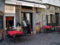 Reštaurácia alebo iné gastronomické zariadenie v ubytovaní Green & Lake Home