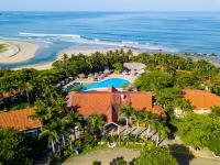 una vista aérea del complejo y la playa en Occidental Tamarindo - All Inclusive, en Tamarindo