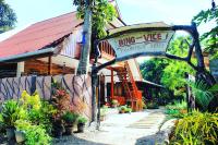 un edificio con un cartel que dice bang vic jurassic park en BING-VICE Tourist Inn, en San Vicente