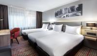 Ramada by Wyndham Amsterdam Airport Schipholにあるベッド