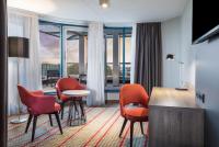 Ramada by Wyndham Amsterdam Airport Schipholにあるテレビまたはエンターテインメントセンター