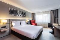 Ramada by Wyndham Amsterdam Airport Schipholにあるベッド